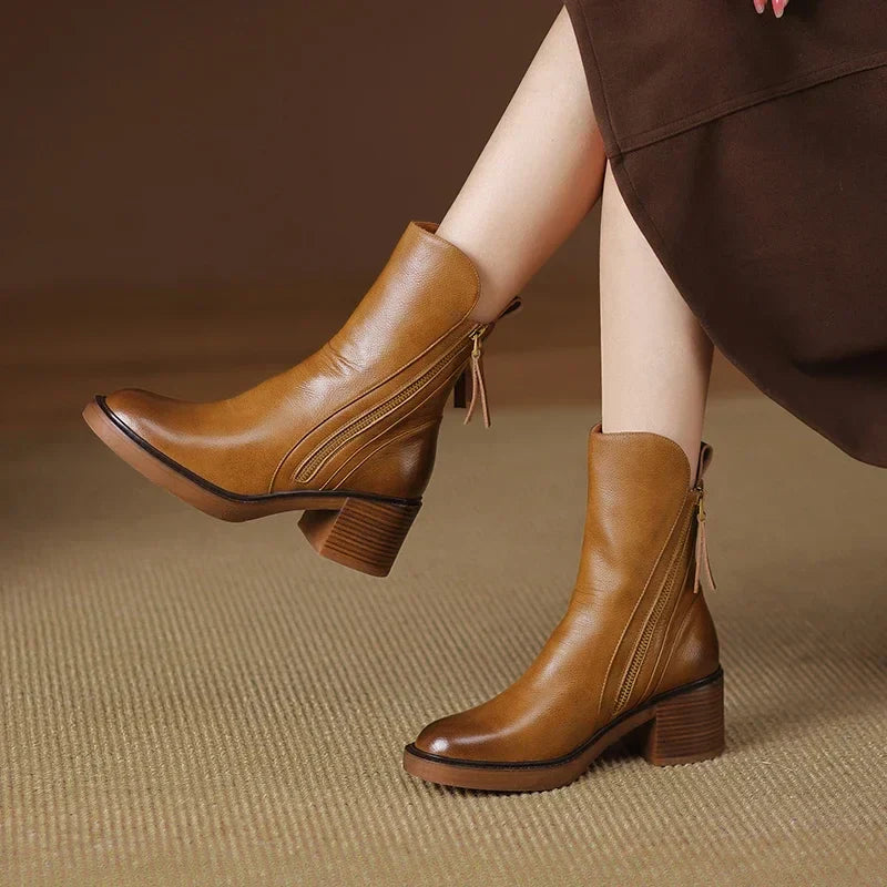 Botines elegantes de piel sintética con cremallera lateral – ALMÉA