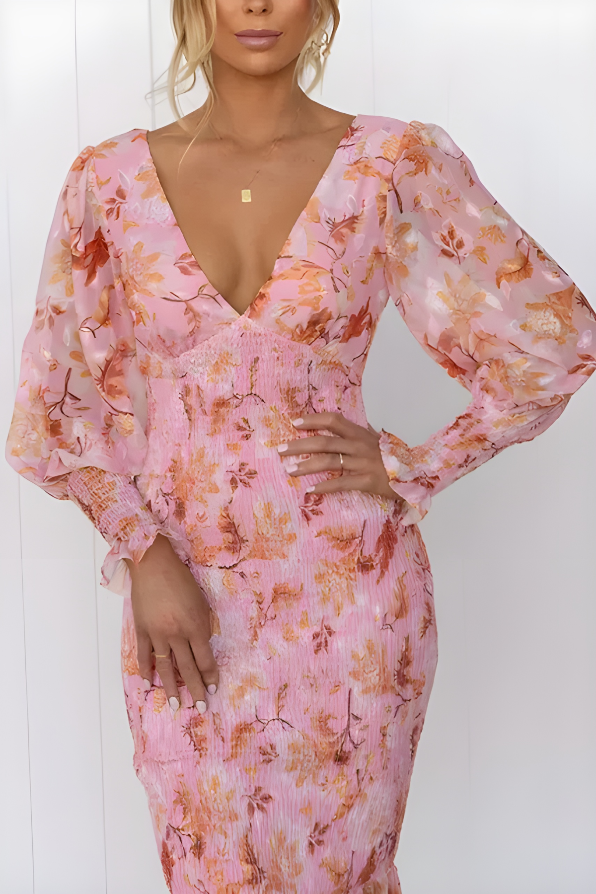 Vestido midi con escote en V y mangas abullonadas – SIGRÉ