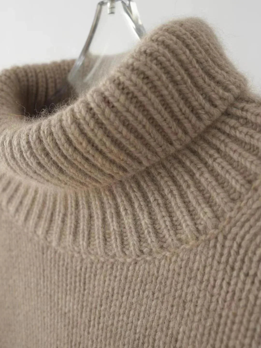 Jersey de cachemir con cuello alto y corte atemporal – VALÉRIA