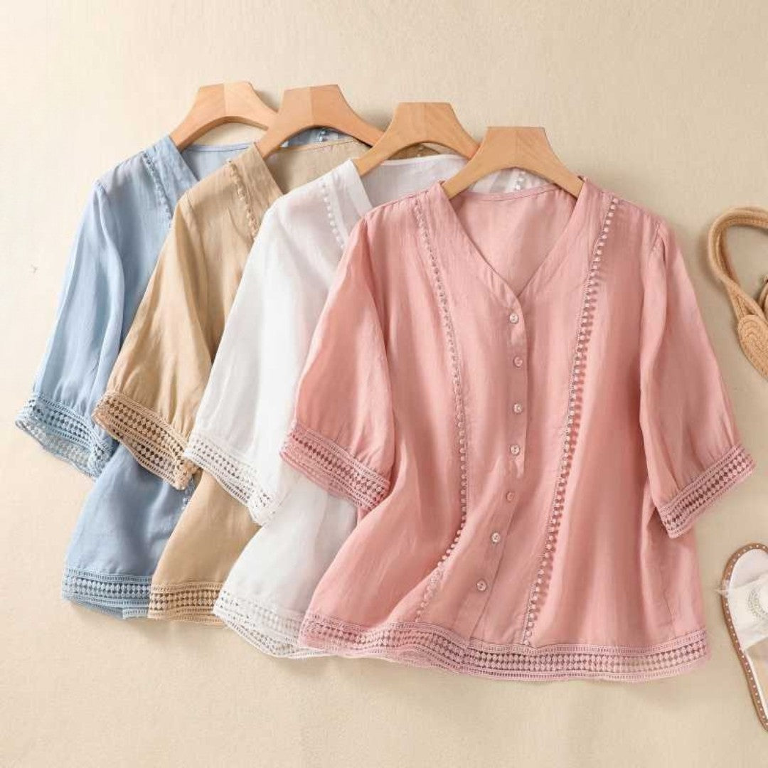 Blusa con escote en V, botones y detalles de encaje – RHIANA