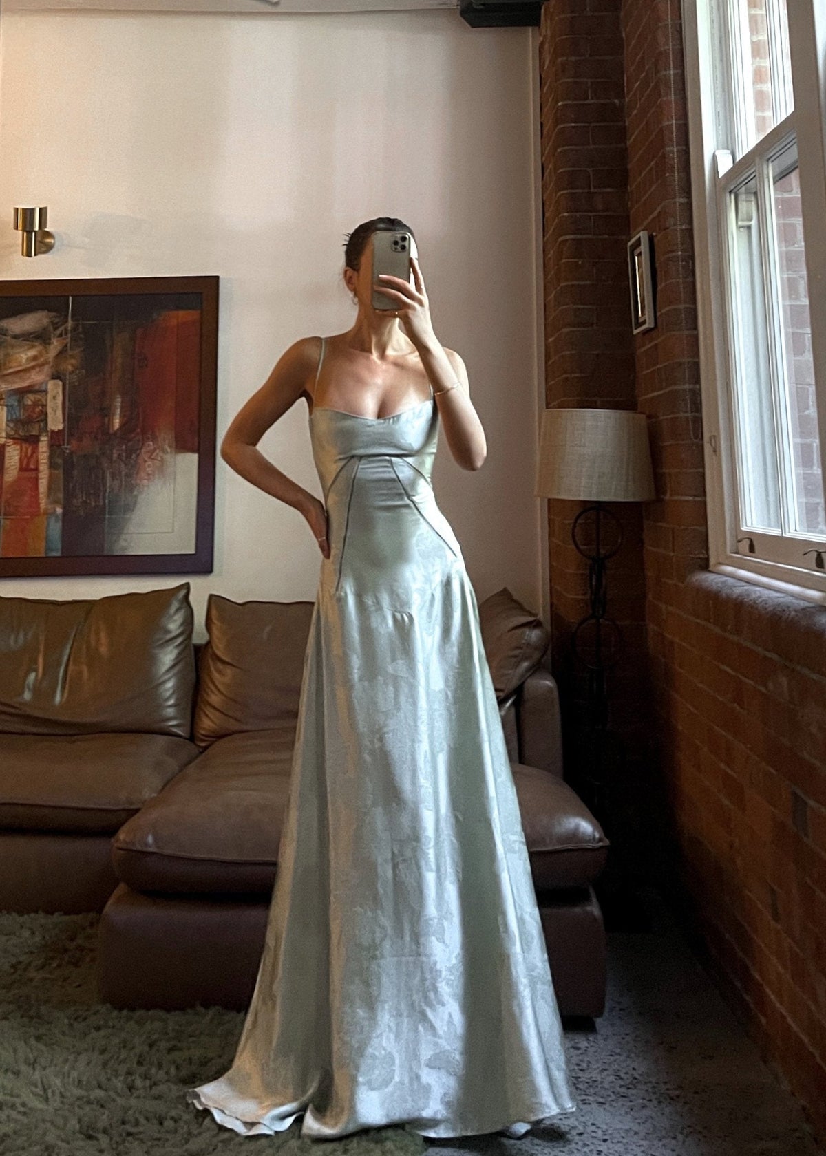 AMARANTE – Vestido maxi satinado de tirantes finos con corte en A