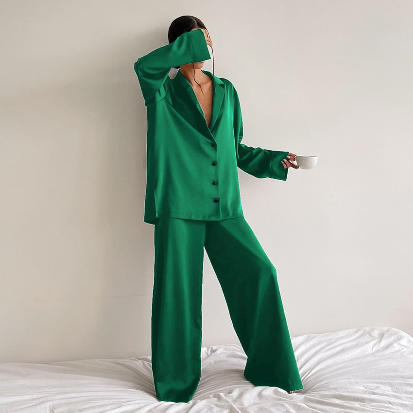 Pijama satinado oversize de dos piezas para mujer – BELLE