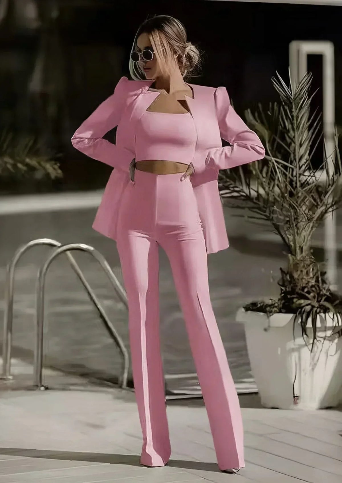 KARI – Conjunto moderno de blazer entallado y pantalón acampanado para mujer