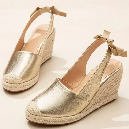 Sandalias doradas con correa y hebilla para mujer – Elissya