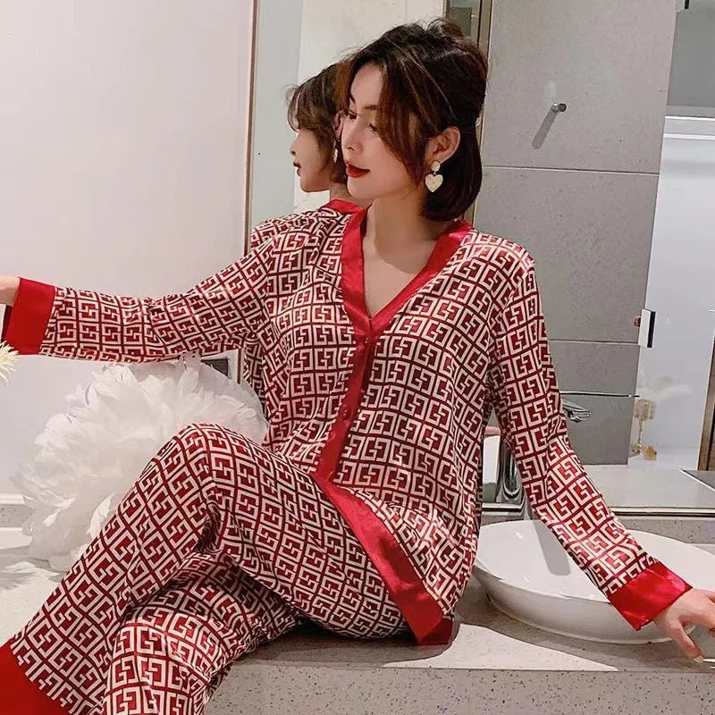 Pijama de mujer con estampado gráfico y detalles en contraste – LUNARA