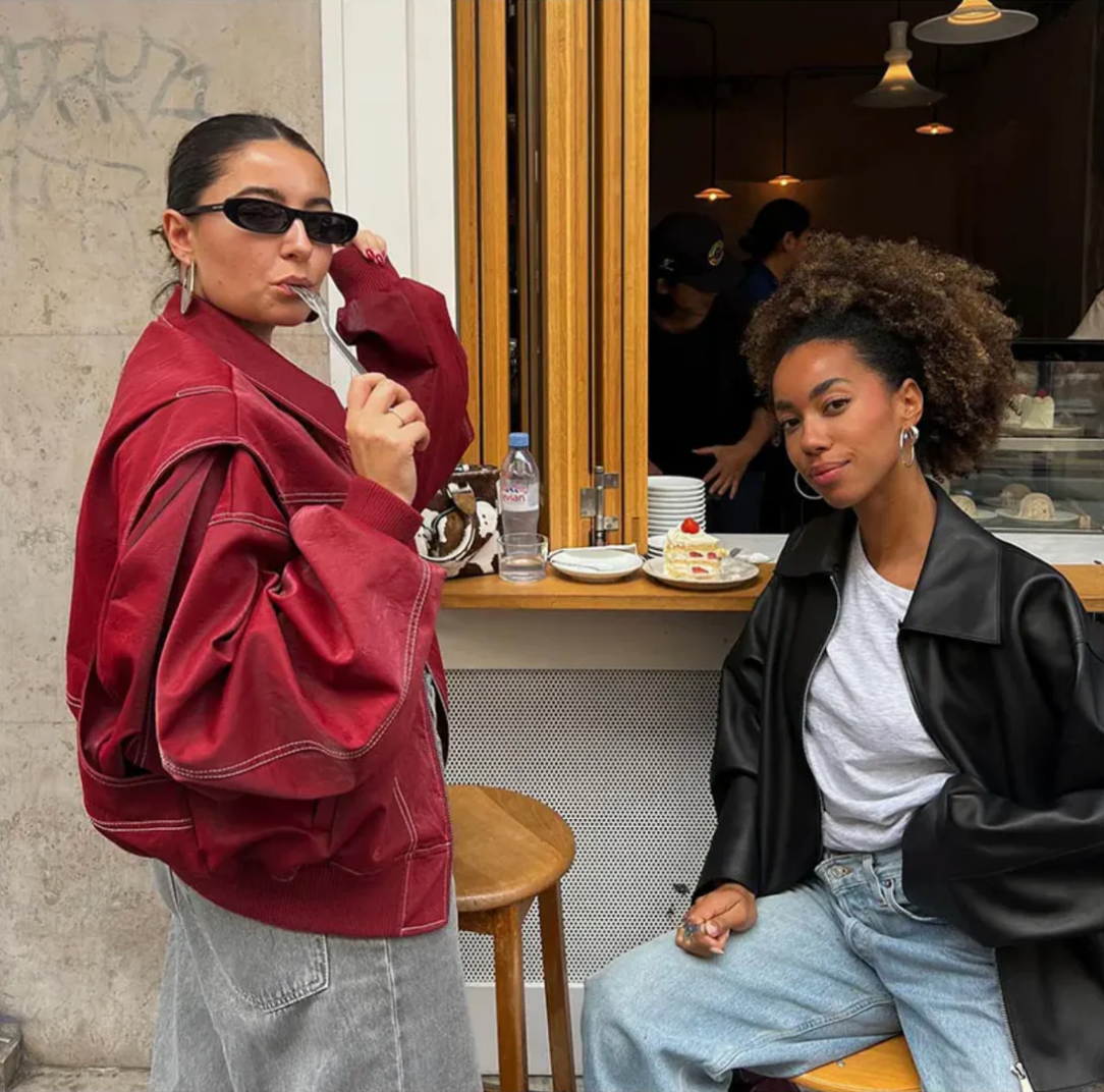 AGNERA – Chaqueta bomber oversize de efecto cuero para mujer con costuras en contraste
