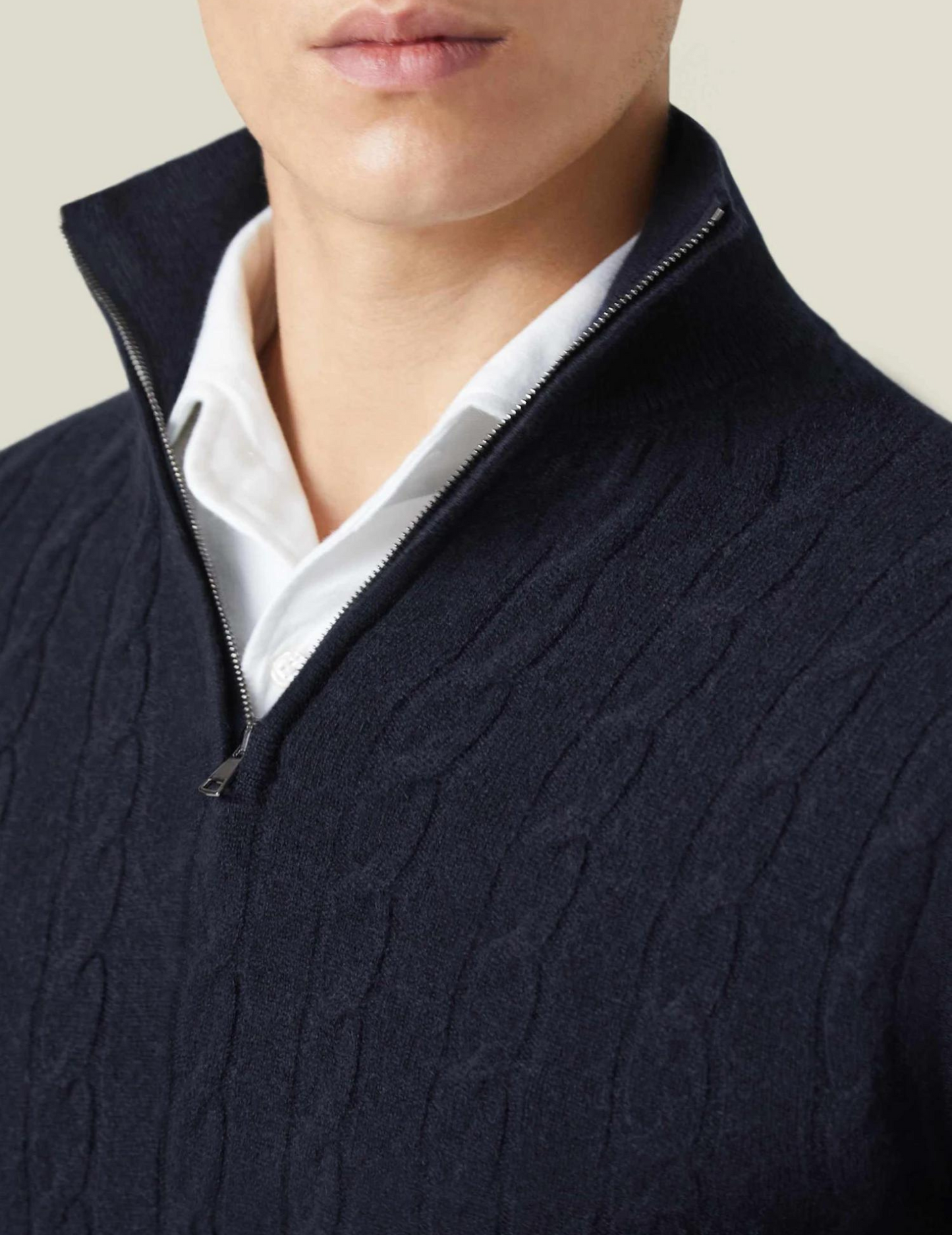 Suéter de hombre con dibujo trenzado y cuello alto con cremallera – ALDERIK