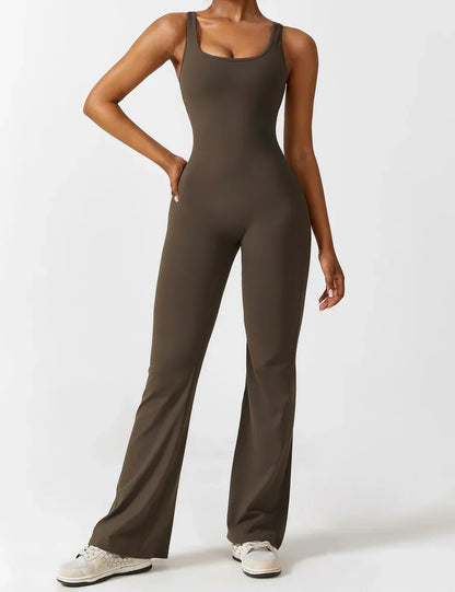 Elara – Mono elegante con espalda en V y pierna flare para mujer