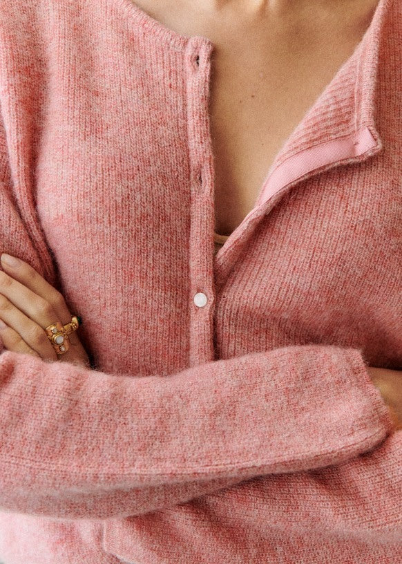 DONATA – Cárdigan suave y estiloso para mujer