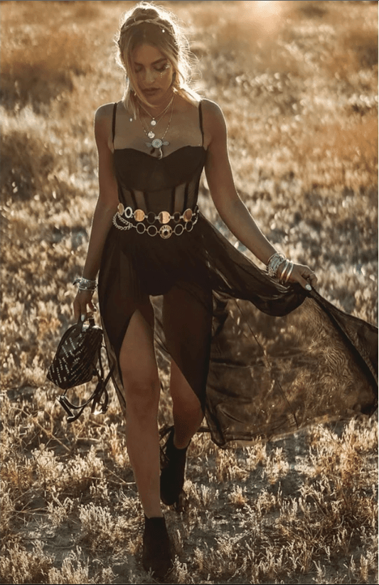 Vestido elegante de mujer con capa translúcida y doble abertura – MARGARETE