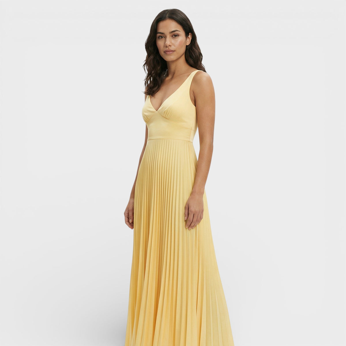PAULA – Vestido maxi plisado con escote en pico para invitada