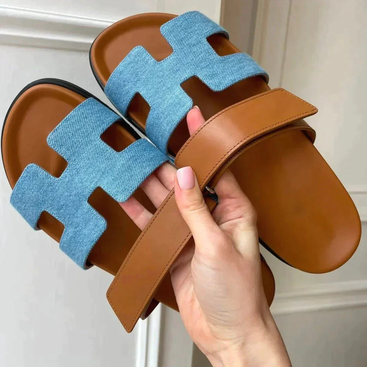 Sandalias Gladiadoras Elegantes con Cierre de Velcro Ajustable para Damas – HIRA