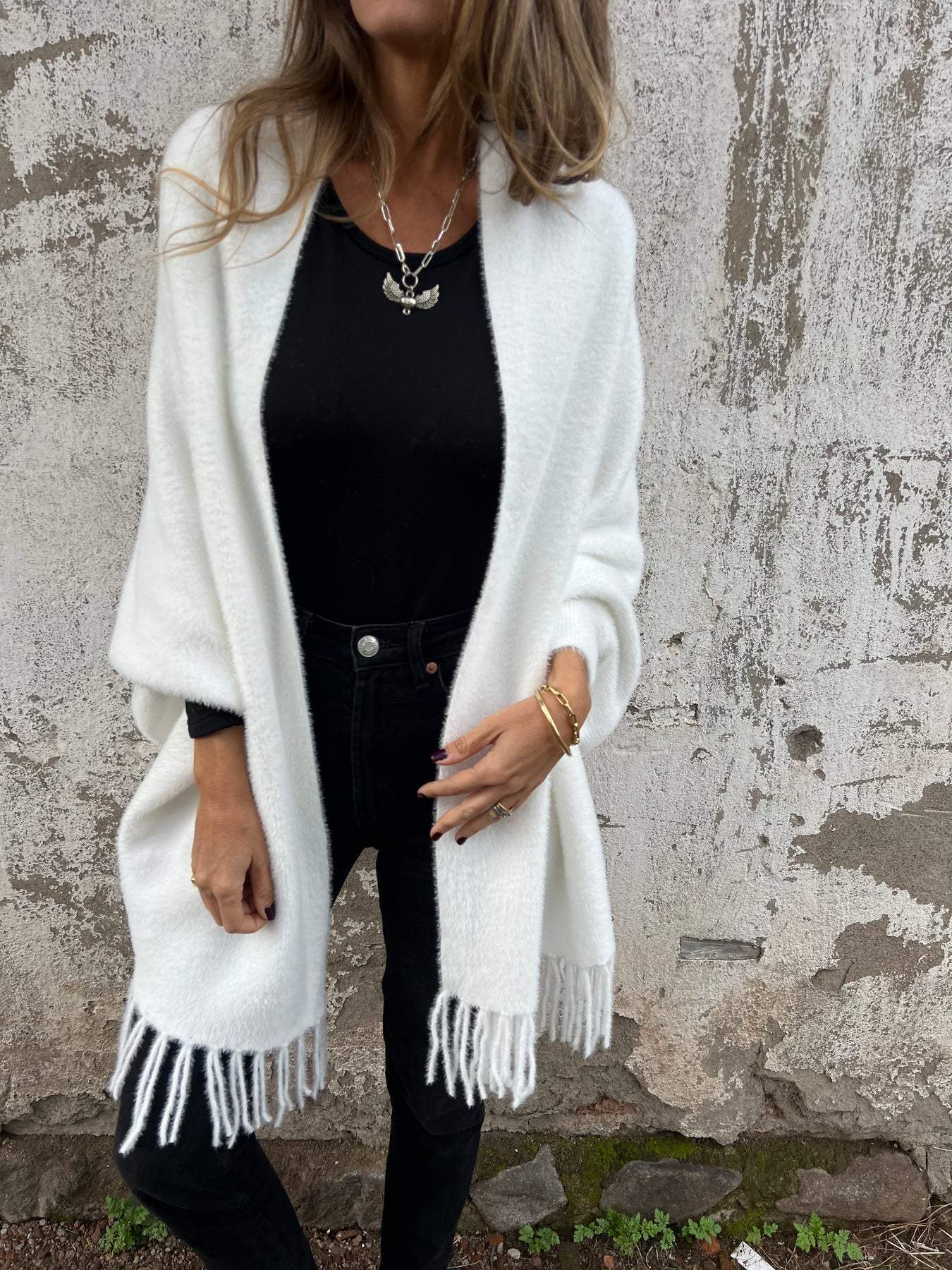 Abrigo largo cálido para mujer con flecos y diseño – MILA