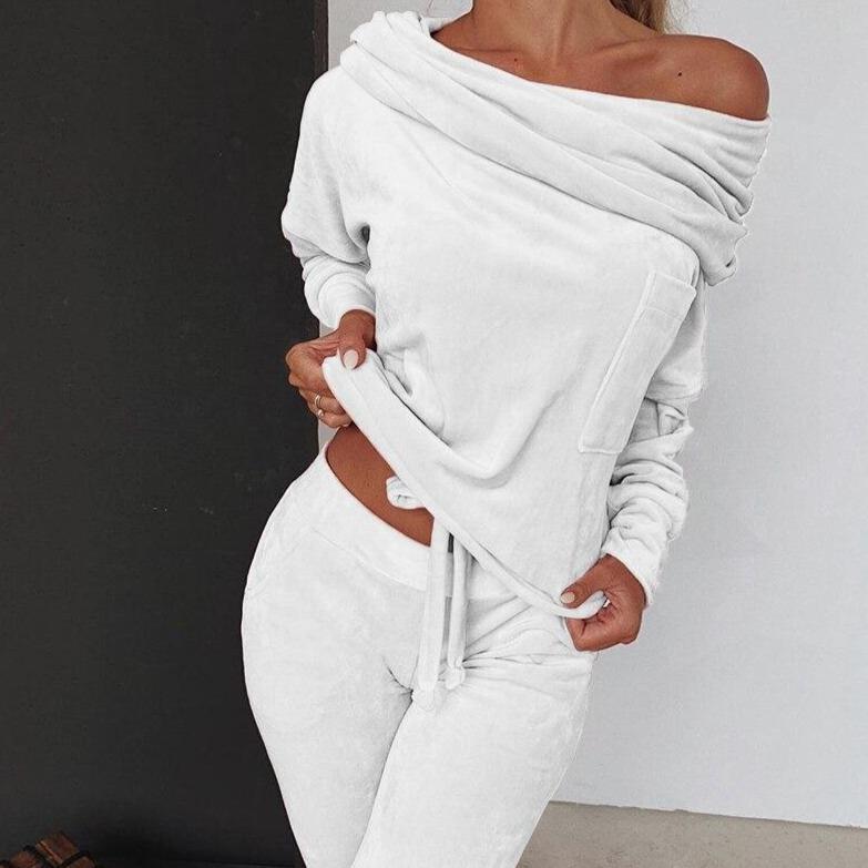 Conjunto lounge de terciopelo con hombros descubiertos y estilo elegante – CALIANNA