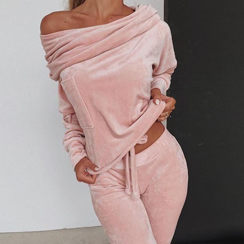Conjunto lounge de terciopelo con hombros descubiertos y estilo elegante – CALIANNA