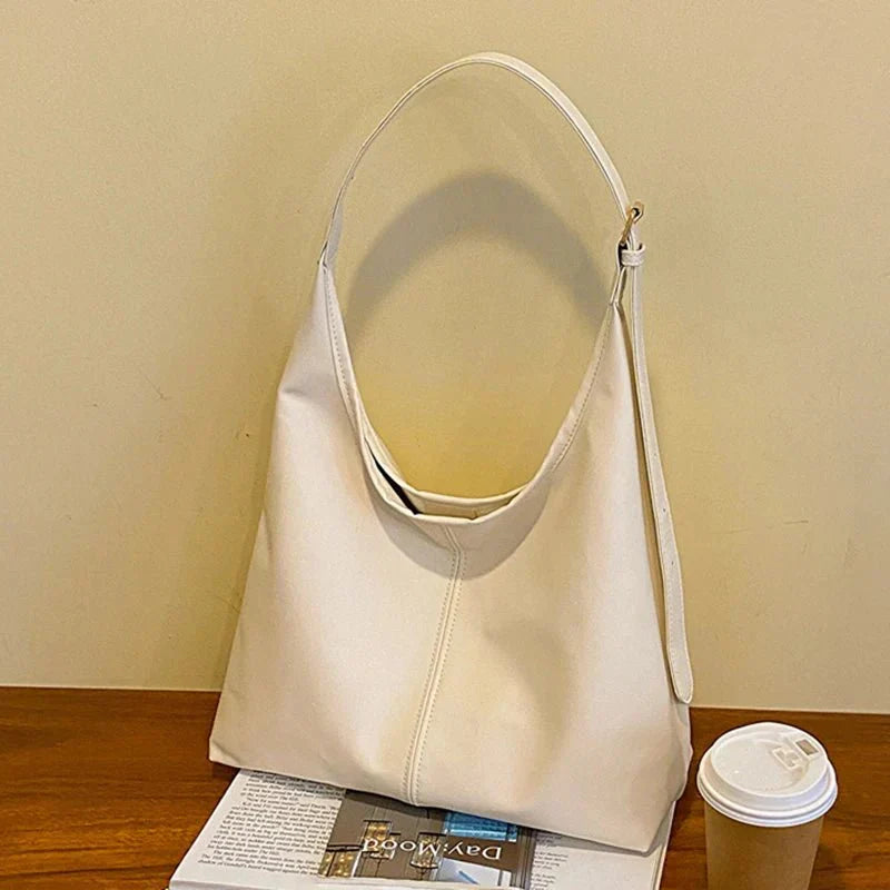 Bolso de hombro para mujer con diseño atemporal y amplio interior – LEYNA
