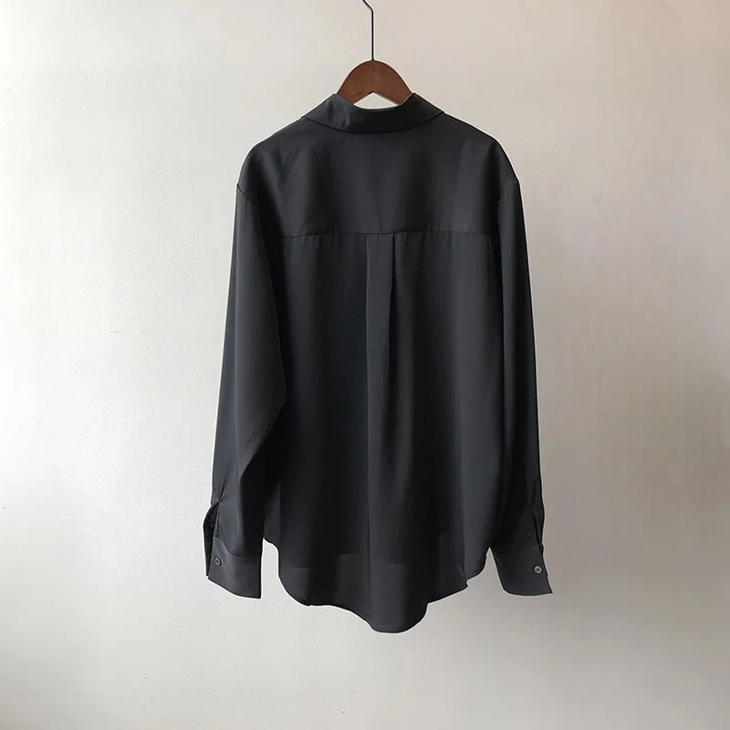 Blusa de satén sedoso con corte clásico y estilo refinado – DALIA